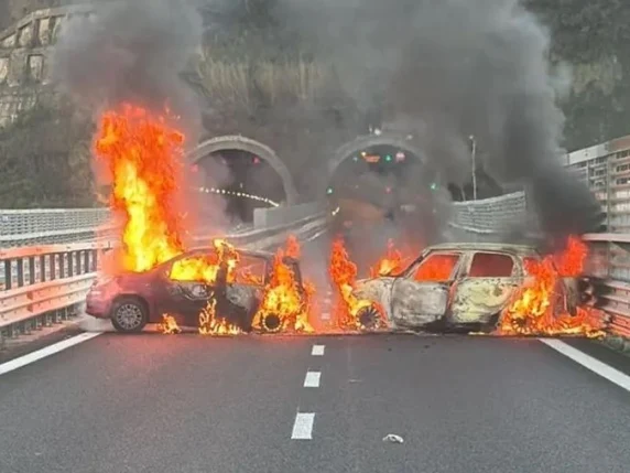 Tunelul groazei: atac în stil mafiot cu explozii și mașini în flăcări, pe o autostradă din Italia. Anchetatorii suspectează o organizație criminală
