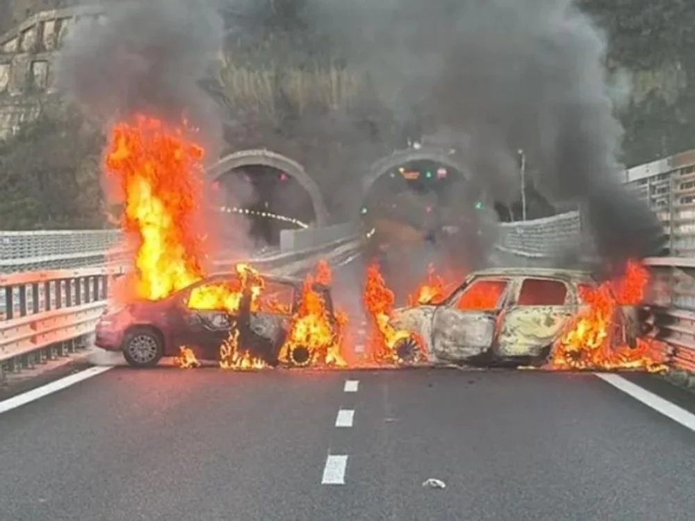 Tunelul groazei: atac în stil mafiot cu explozii și mașini în flăcări, pe o autostradă din Italia. Anchetatorii suspectează o organizație criminală