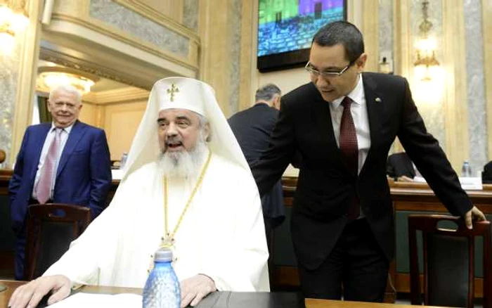 De la stânga la dreapta: Viorel Hrebenciuc, Patriarhul Daniel şi Victor Ponta FOTO Mediafax