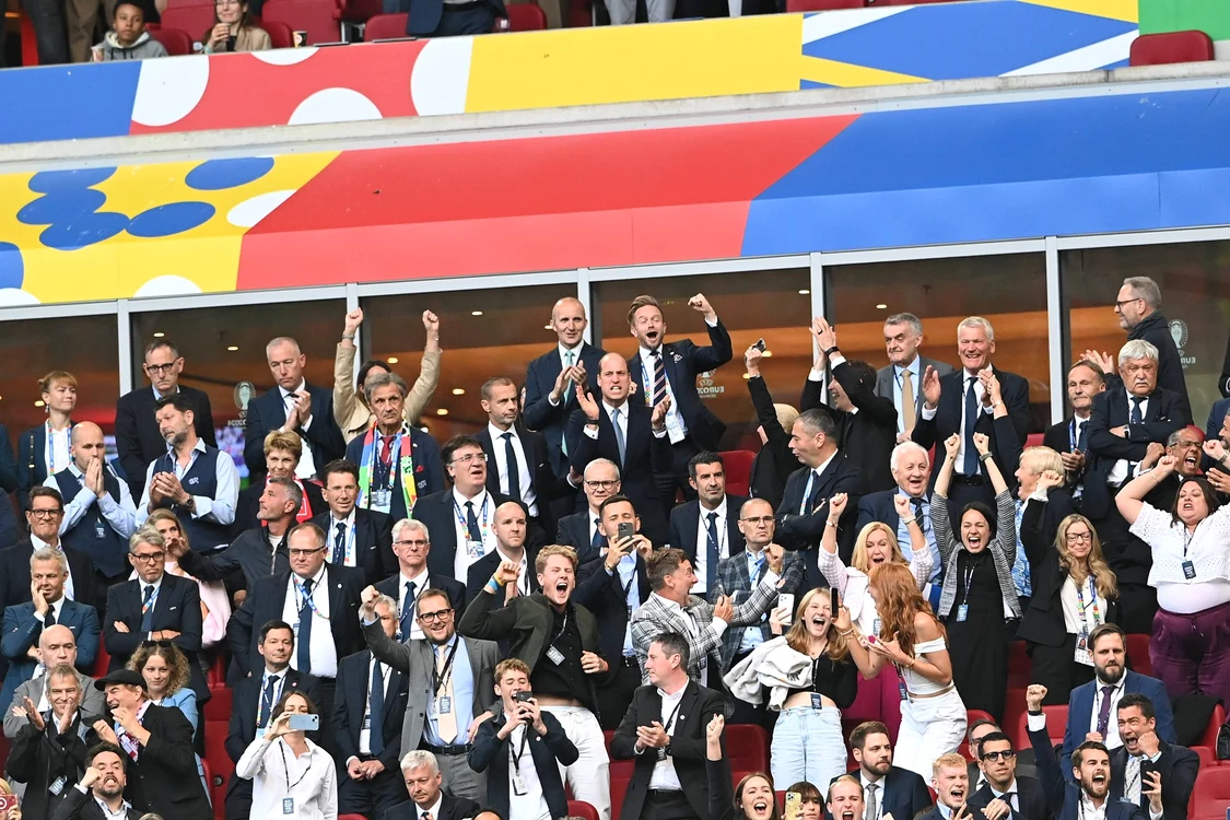 Moștenitorul tronului britanic, în tribuna Dusseldorf Arena. FOTO Profimedia