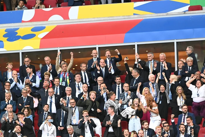 Moștenitorul tronului britanic, în tribuna Dusseldorf Arena. FOTO Profimedia