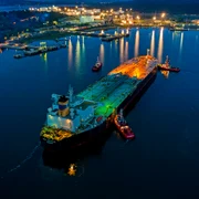 Tanc petrolier în port - afaceri de import-export - combustibil FOTO Shutterstock 