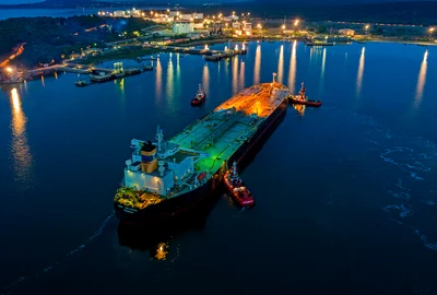 Tanc petrolier în port - afaceri de import-export - combustibil FOTO Shutterstock 