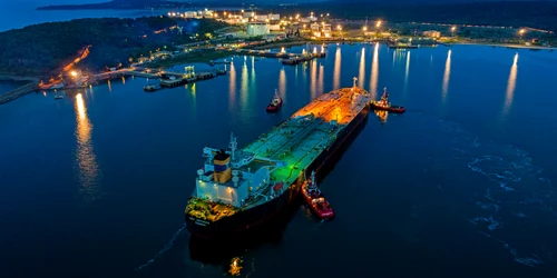 Tanc petrolier în port - afaceri de import-export - combustibil FOTO Shutterstock 