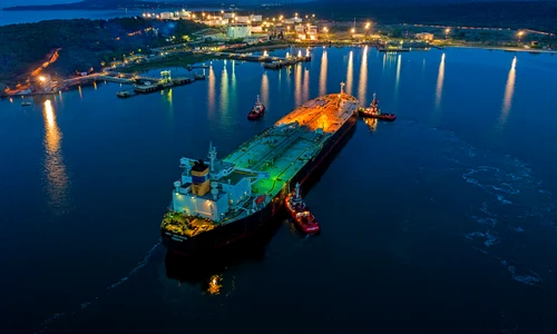 Tanc petrolier în port - afaceri de import-export - combustibil FOTO Shutterstock 