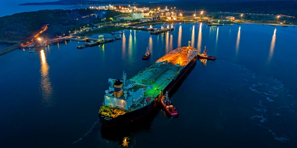 Tanc petrolier în port - afaceri de import-export - combustibil FOTO Shutterstock 