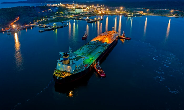 Tanc petrolier în port - afaceri de import-export - combustibil FOTO Shutterstock
