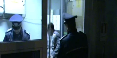 Paznicii prinşi cu nereguli au fost atenţionaţi de poliţişti
