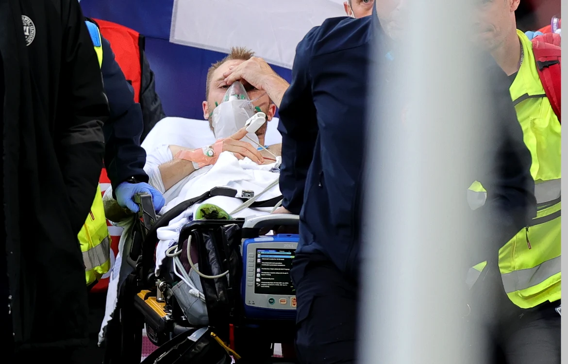 
    Stabilizat de medici, Eriksen a fost scos pe targă de pe terenFoto: EPA-EFE  