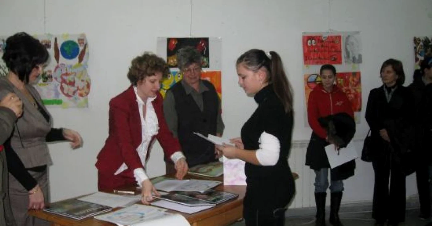 Câştigătorii au primit enciclopedii şi premii în bani