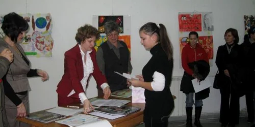 Câştigătorii au primit enciclopedii şi premii în bani