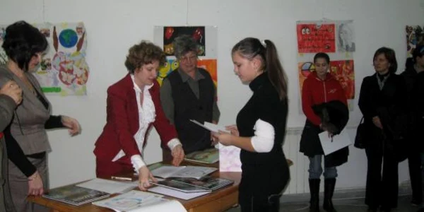 Câştigătorii au primit enciclopedii şi premii în bani