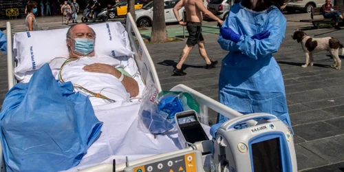 Tratament inedit pentru bolnavii de coronavirus la Barcelona pacienţii sunt scoşi pe faleză FOTO Guliver / Getty Images / David Ramos