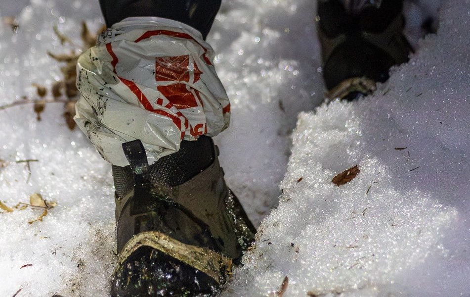 Doi turiști „temerari”, salvați după o misiune de zece ore. Unul purta pungi de plastic drept parazăpezi