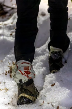 Turistul care folosea pungi drept parazăpezi/FOTO: Salvamont Zărnești