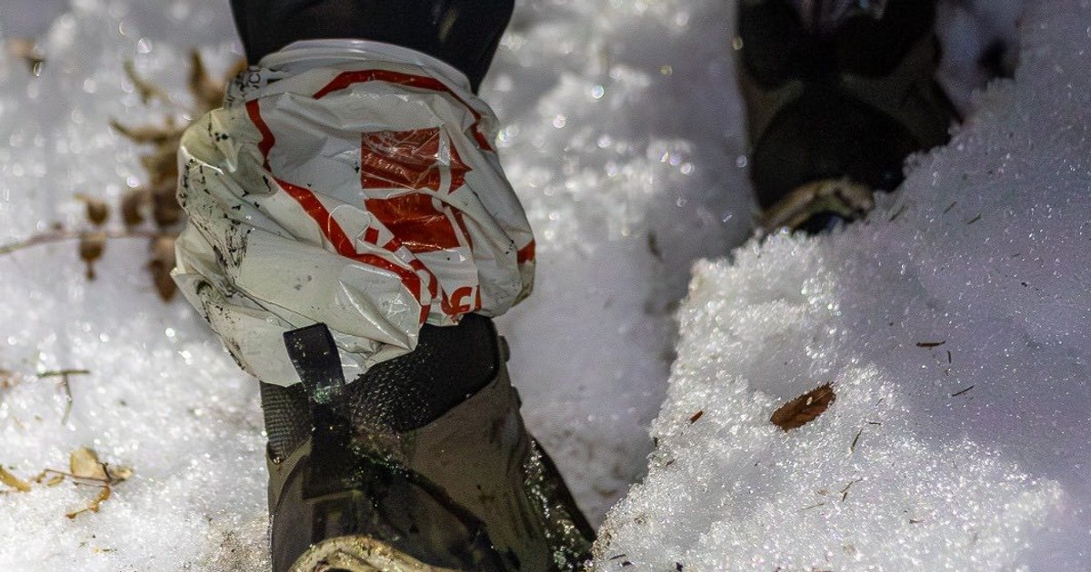 Doi turiști curajoși, salvați după zece ore, unul purtând pungi de plastic ca protecție