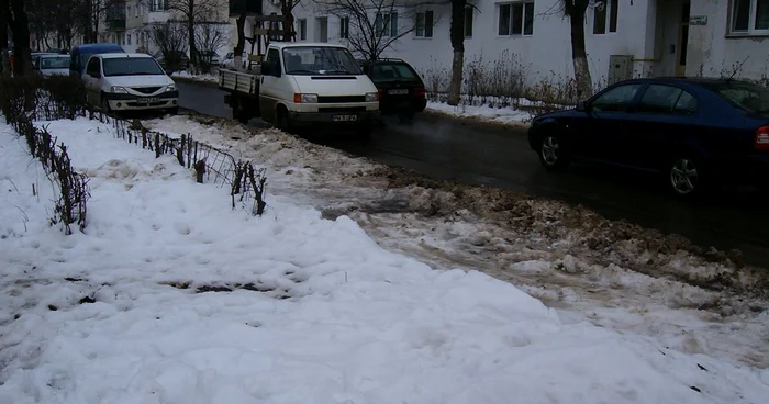 Pe strada Cosminele, stratul de gheata si zapada ocupa 30% din suprafaţa carosabilului