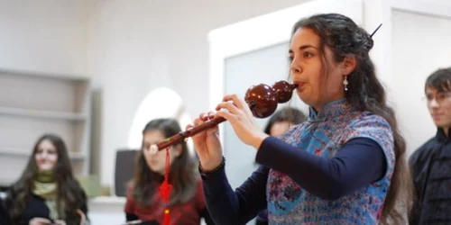 Angela Ion este membră a trupei oficiale a Institutului Confucius.