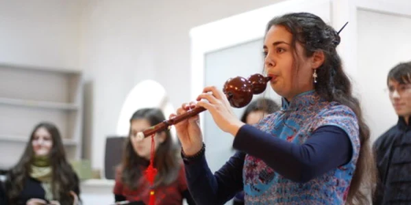 Angela Ion este membră a trupei oficiale a Institutului Confucius.