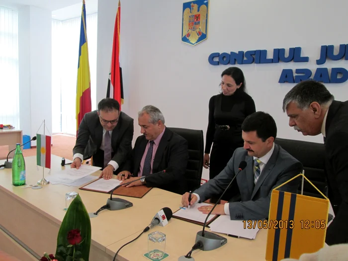 Înţelegerea de colaborare a fost semnată la sediul Consiliului Judeţean Arad