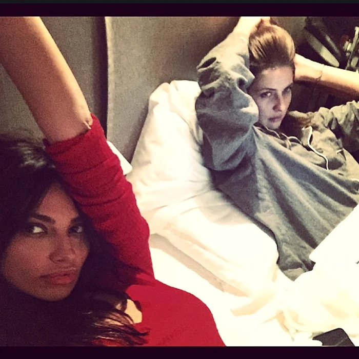 Mădălina Ghenea şi o prietenă urmărind "The Judge"