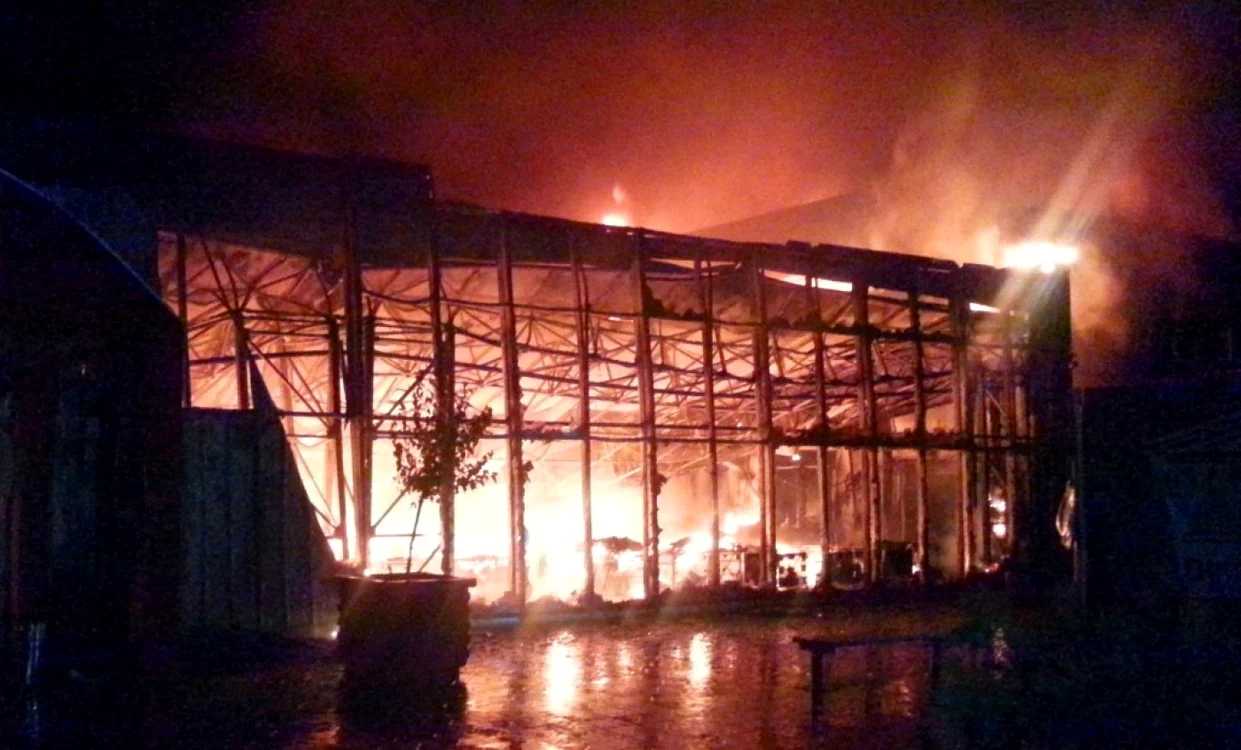 Proprietarul a dat foc intenţionat grajdului