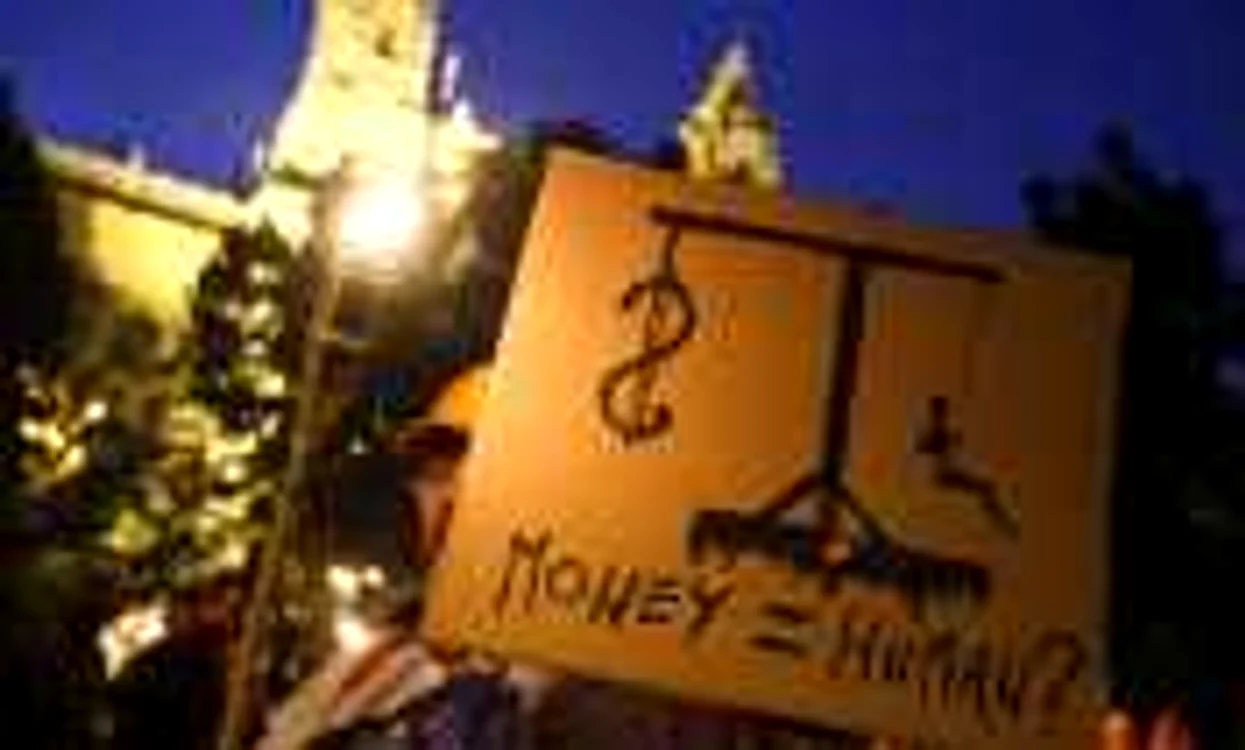 Maghiari protestând împotriva politicilor economice ale guvernului Orban. Studiul BERD arată un declin evident al susţinerii democraţiei în Ungaria.