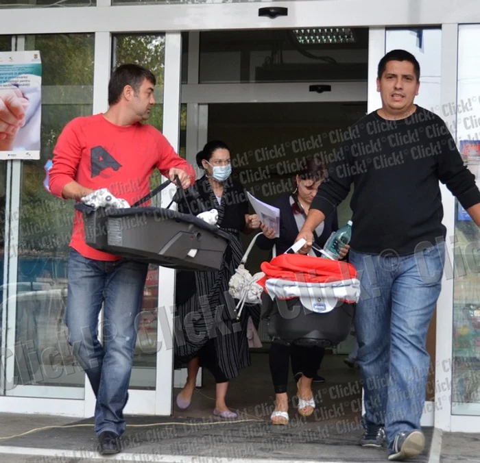 Nicoleta Luciu a purtat o mască pe faţă la ieşirea din maternitatea Polizu. (Foto Salex)