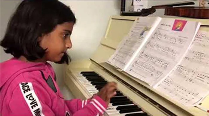 Fetiţa adoră să cânte la pian