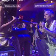Robbie Williams a cântat în genunchi pentru Mădălina Ghenea mp4 thumbnail png