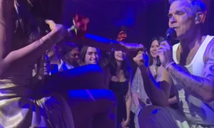 Robbie Williams a cântat în genunchi pentru Mădălina Ghenea mp4 thumbnail png