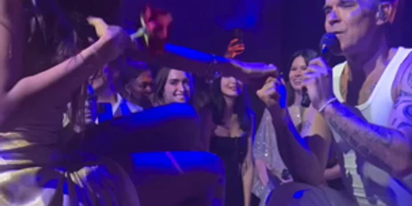 Robbie Williams a cântat în genunchi pentru Mădălina Ghenea mp4 thumbnail png