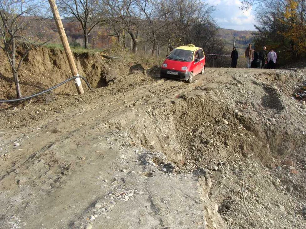 Multe drumuri judeţene sunt din pământ