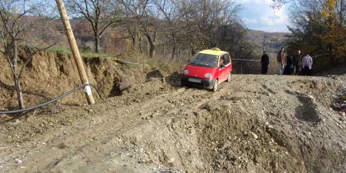 Multe drumuri judeţene sunt din pământ
