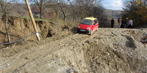 Multe drumuri judeţene sunt din pământ