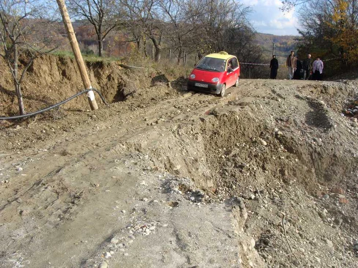 Multe drumuri judeţene sunt din pământ