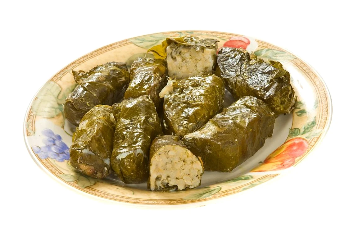 Urmează paşii recomandaţi de noi pentru o porţie delicioasă de sărmăluţe în foi de viţă!