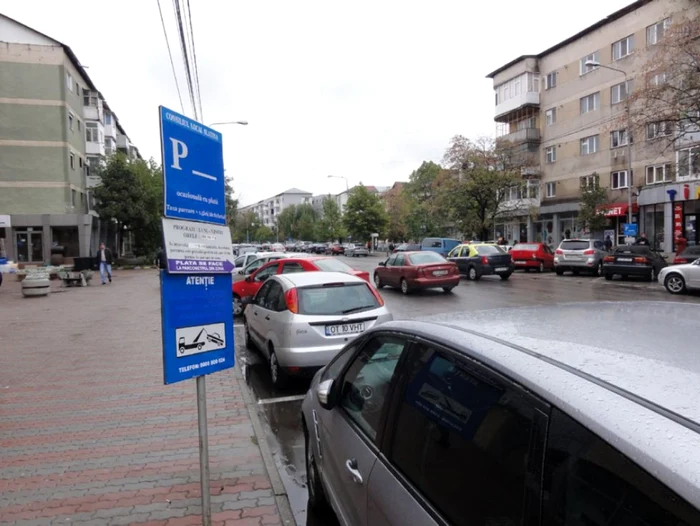Slatina a fost împânzită cu tăbliţe despre pericolul "săltării" maşinilor fără vignete... (FOTO: Mugurel Manea)
