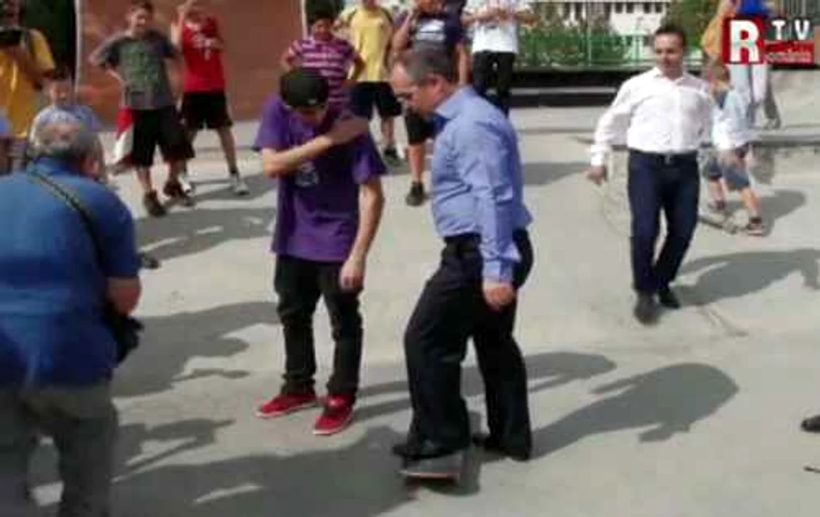 
    Emil Boc, pe skateboard.  