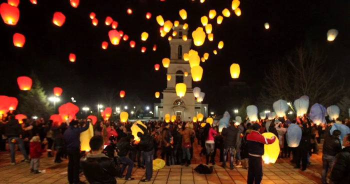 Lampioanele au fost lansate după ce Aliona Moon a susţinut un miniconcert lângă Arcul de Triumf. Foto: Dumitru Goncear