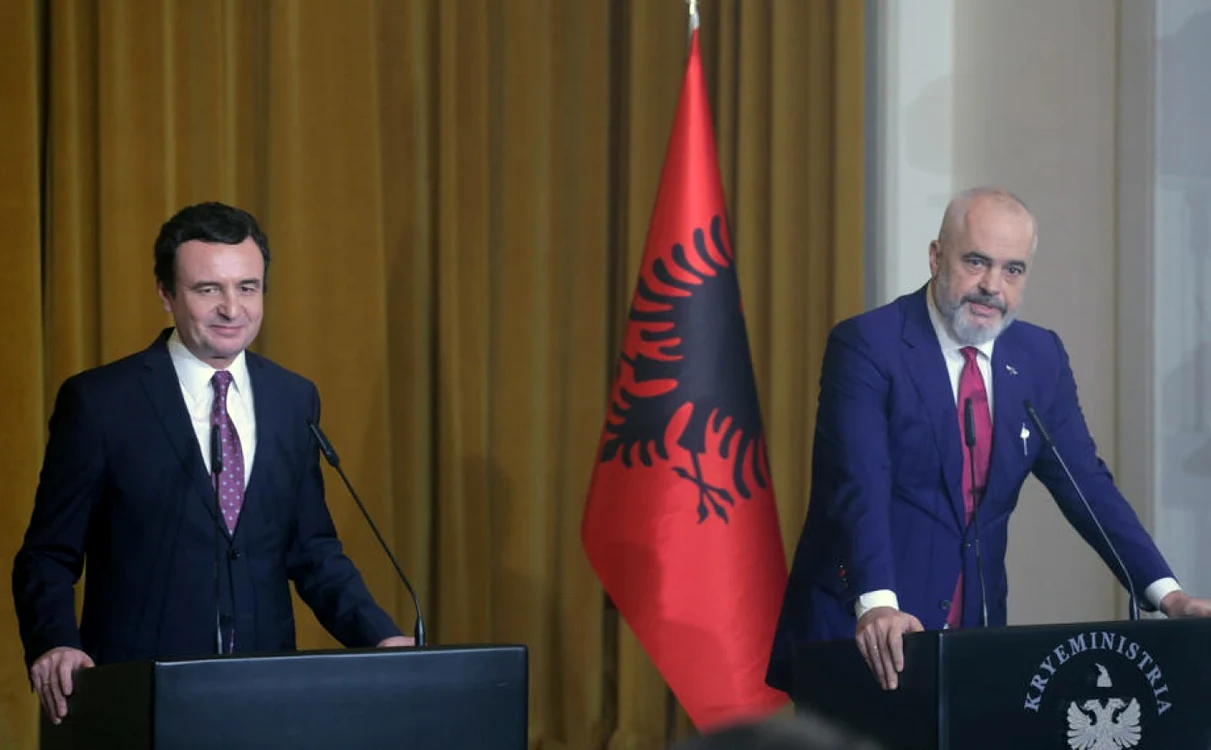 Premierul albanez Edi Rama (dreapta) într-o conferinţă de presă cu omologul său kosovar Albin Kurti FOTO EPA-EFE