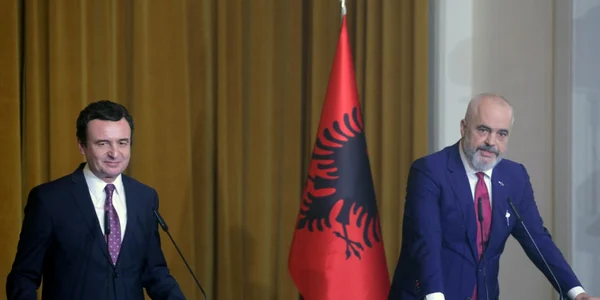 Prmeierul kosovar Albin Kurti intr-o conferinta de presa cu omologul sau albanez Edi Rama FOTO EPA-EFE
