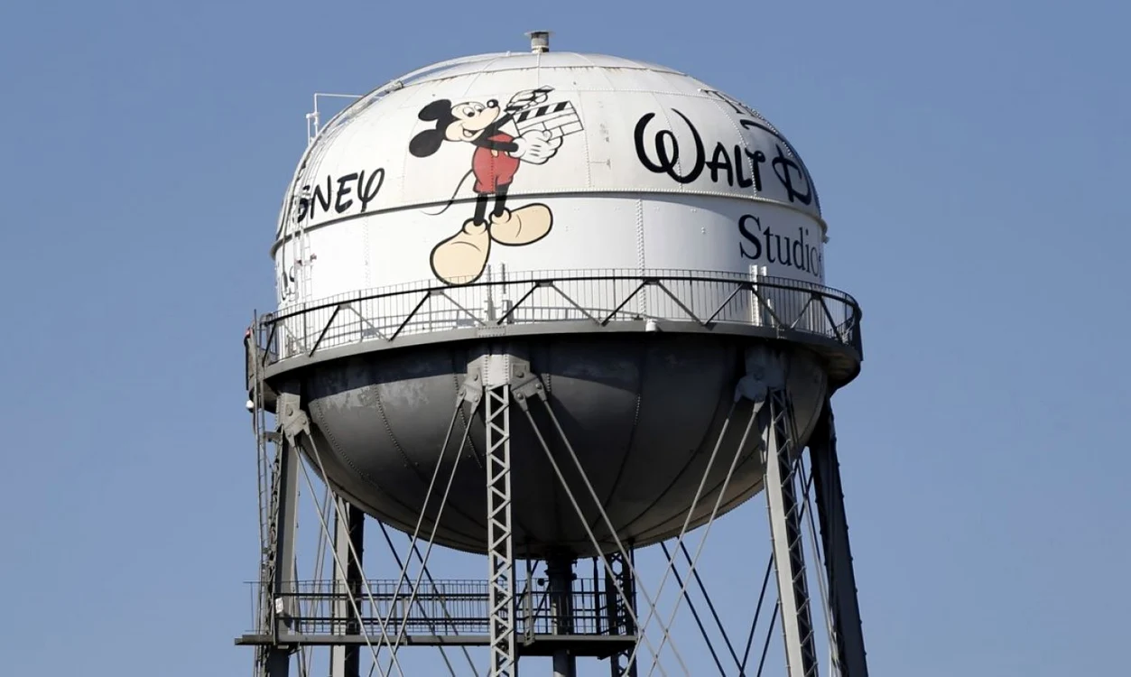 Walt Disney este cel mai mare conglomerat media din lume, acesta având în componenţă atât celebrele studiouri de animaţii şi de filme, cât şi posturile de televiziune ABC şi ESPN