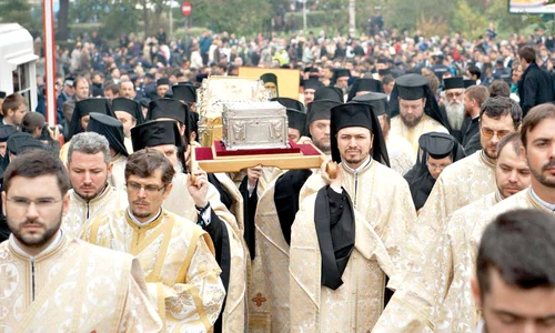 Oamenii au adus de acasă  obiecte pe care le au atins  de sfintele moaşte jpeg