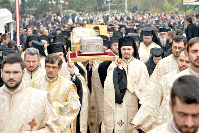 Oamenii au adus de acasă obiecte pe care le-au atins de sfintele moaşte