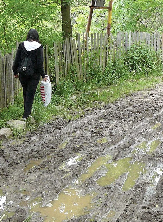 Când plouă, uliţele de la ţară se transformă în mlaştini