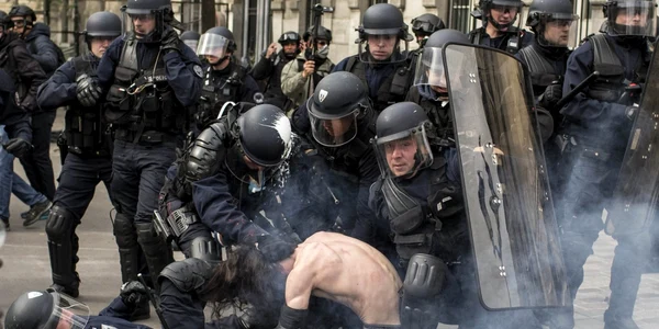 Ofiţeri de poliţie francezi arestează un bărbat în timpul unei demonstraţii antiguvernamentale  în Paris Franţa FOTO AP