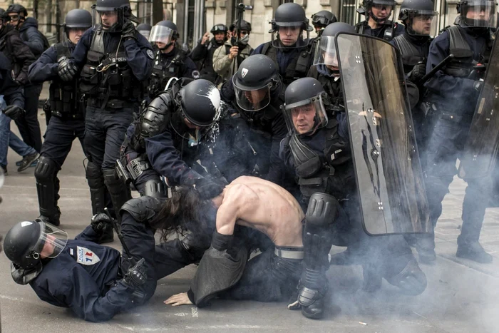 Franţa este paralizată de demonstraţiile antiguvernamentale FOTO AP