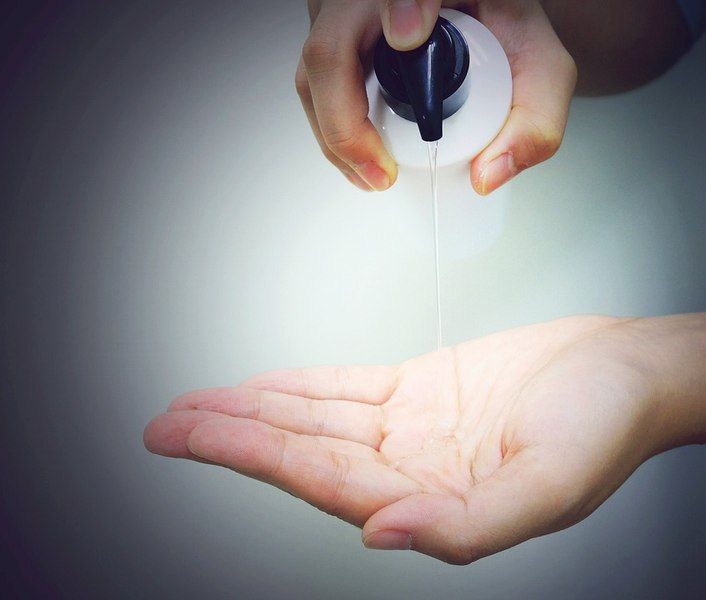 Cosmeticele care ne îmbolnăvesc. Mărci celebre și produse „no name” au în comun „riscul grav” pentru sănătate