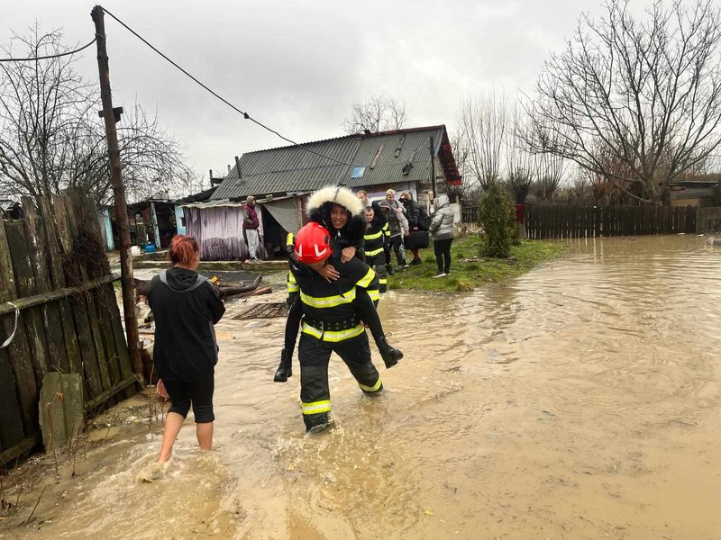 Mii de oameni au fost evacuați din cauza inundațiilor. Zeci de copaci, doborâți de vânt